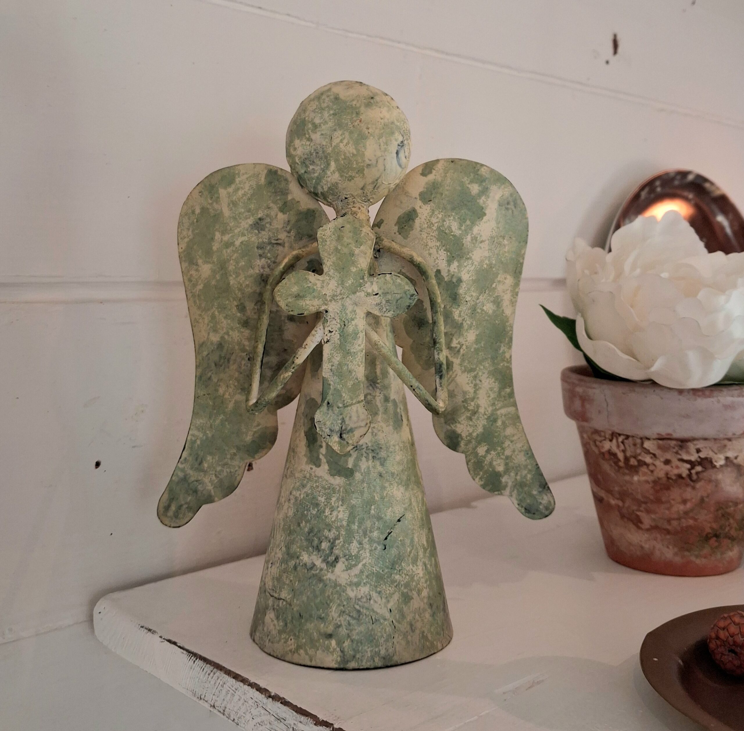 Engel i recycled metal - flot pastelgrøn