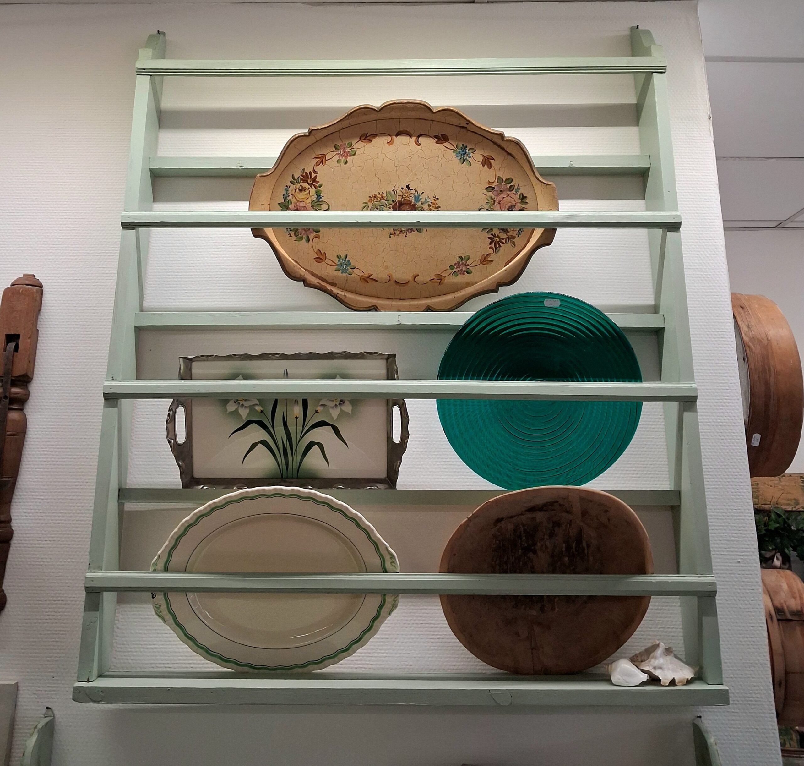 Flot stor pastelgrøn tallerkenrække