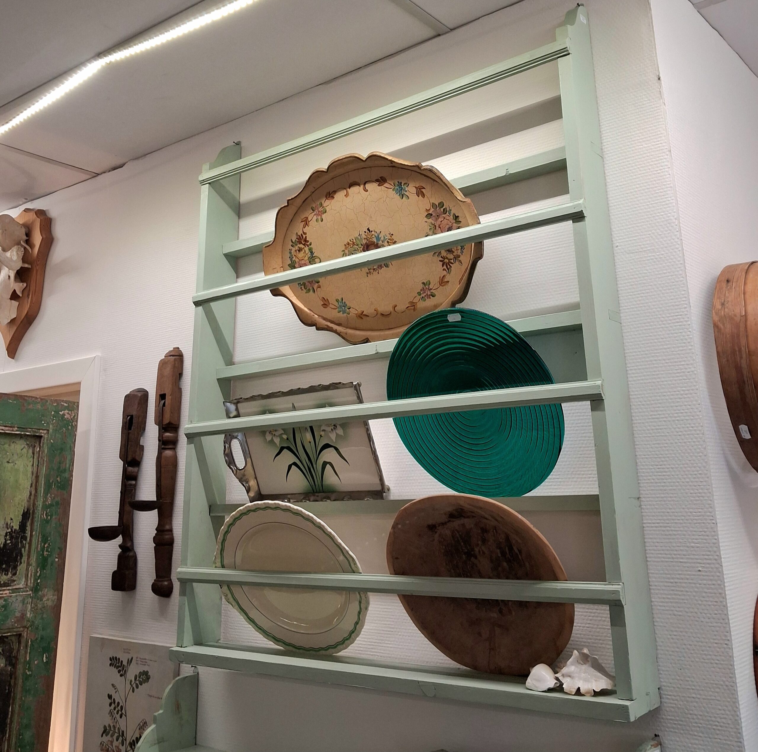 Flot stor pastelgrøn tallerkenrække