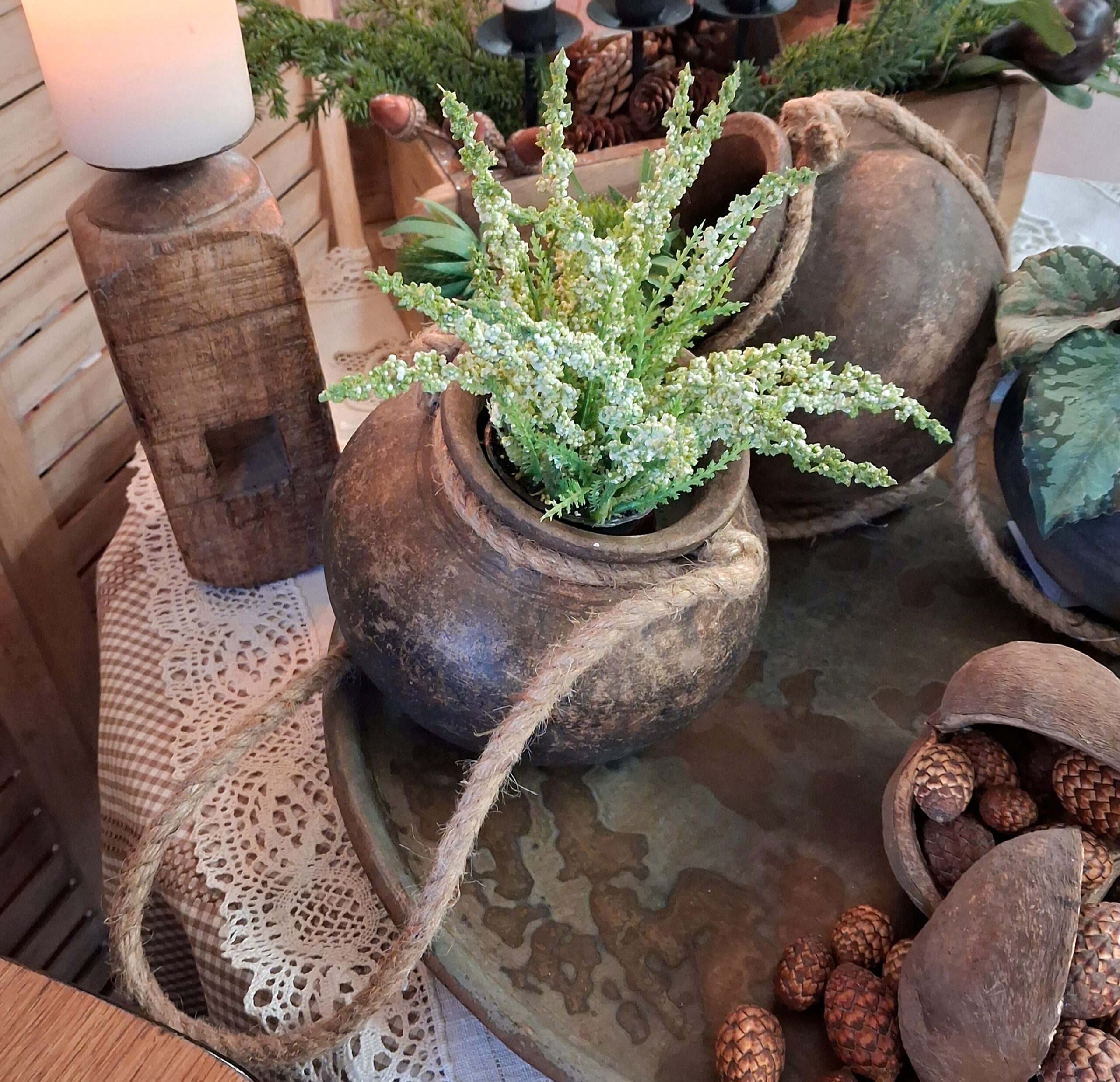 Rustik lerpotte med reb til ophæng