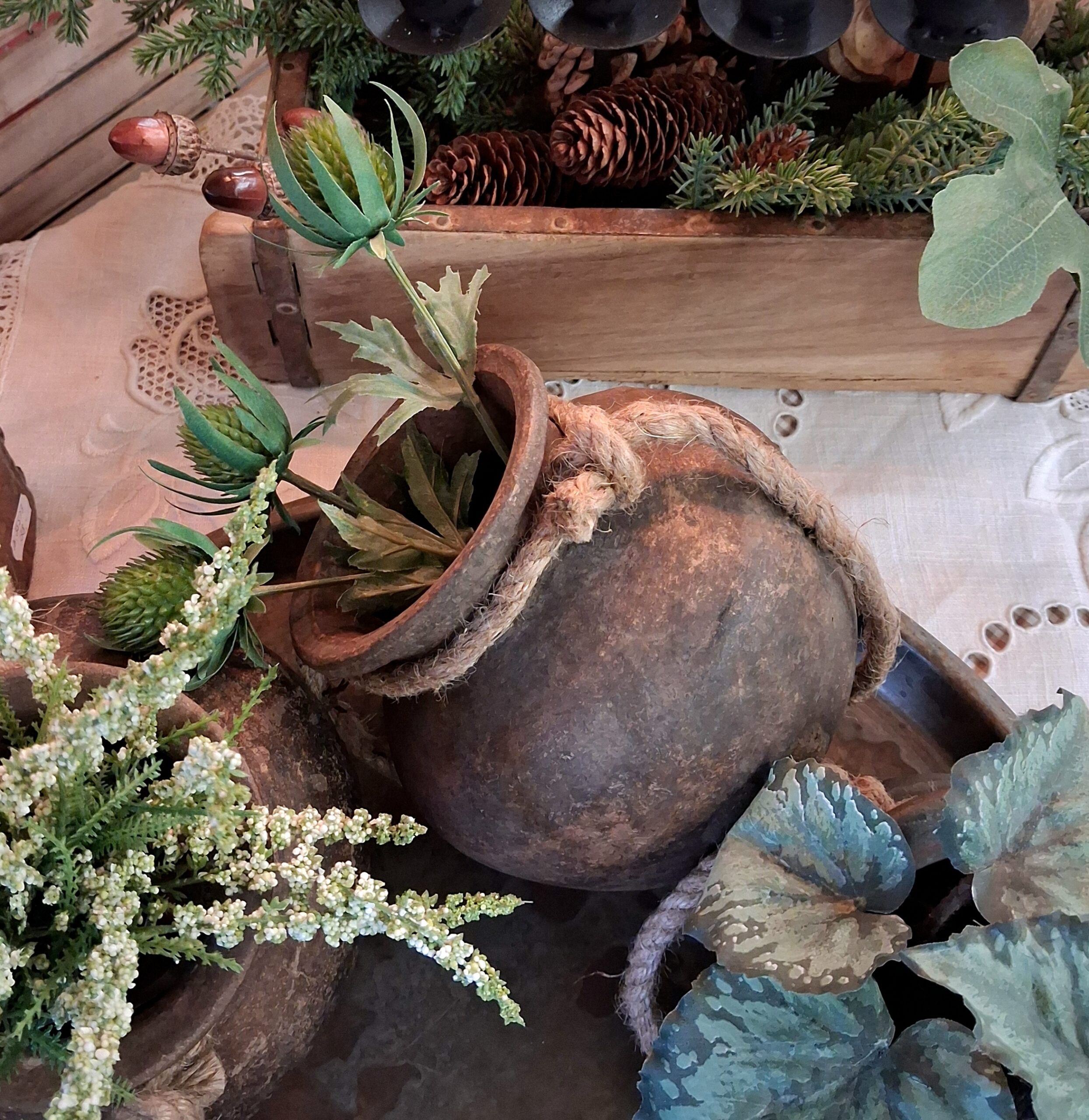 Rustik lerpotte med reb og en fin grøn Tidsel