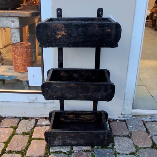 Flot væg reol af gamle murstensforme – med 3 stk.