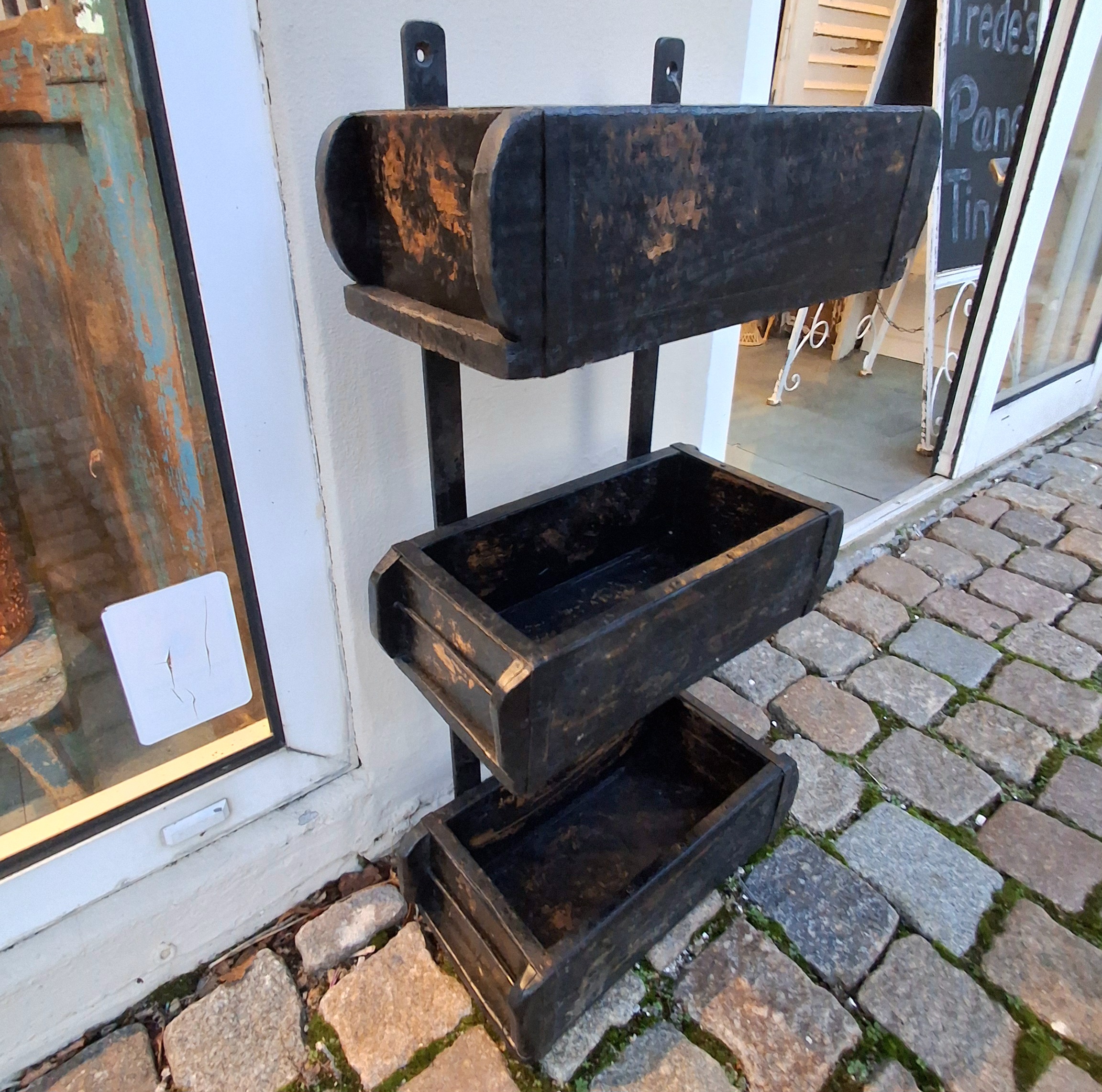 Flot væg reol af gamle murstensforme - med 3 stk.