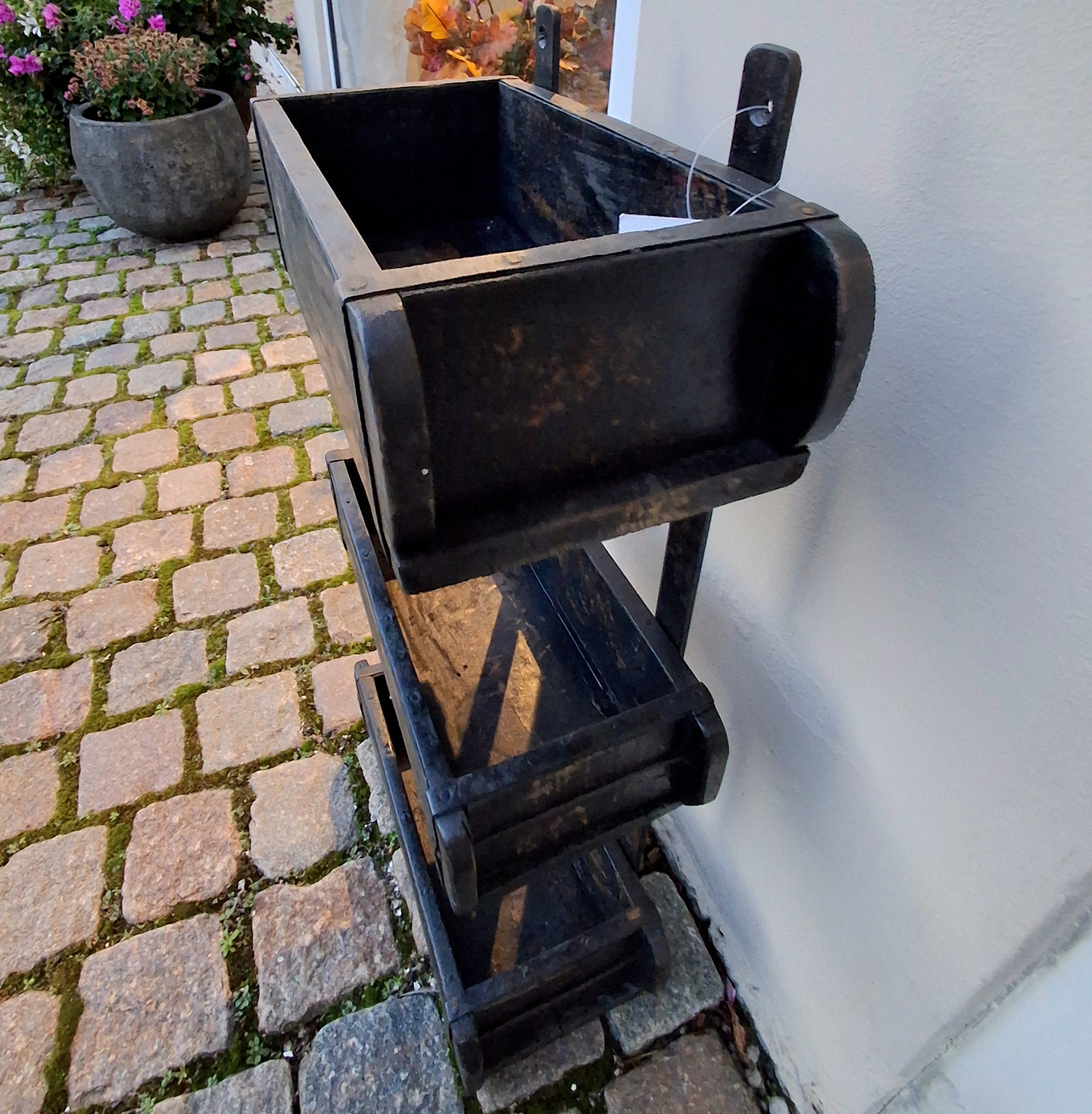 Flot væg reol af gamle murstensforme - med 3 stk.