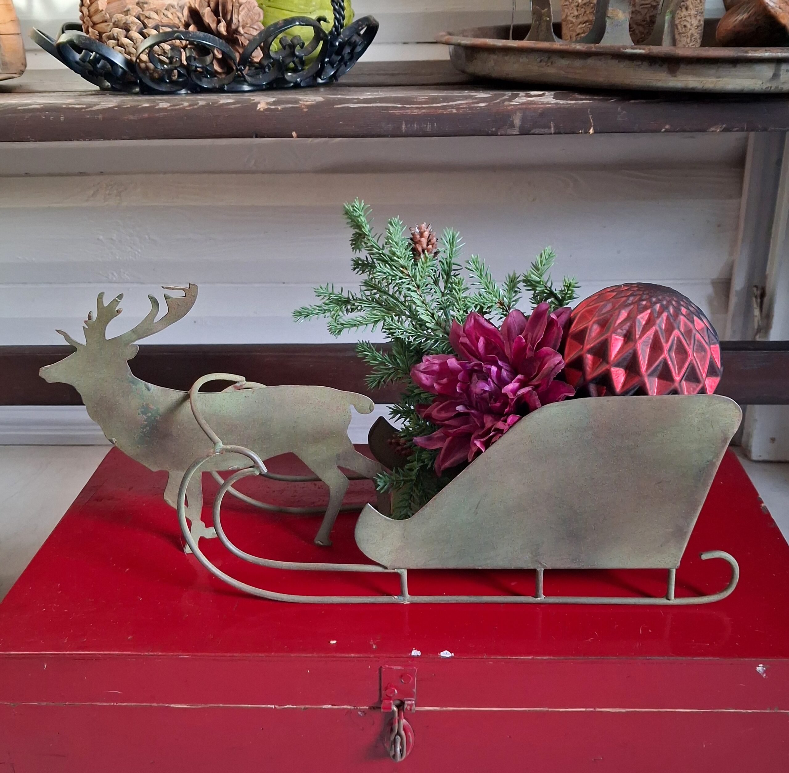 Flot kane med rensdyr i recycled metal