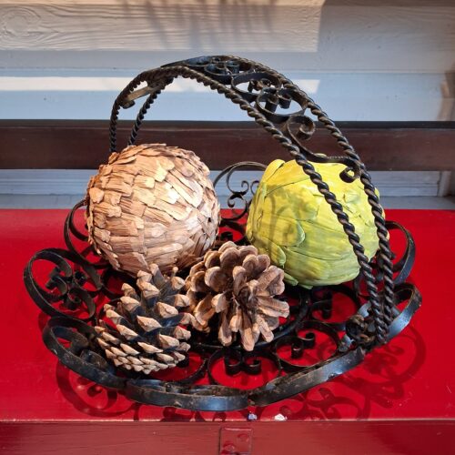 Flot og elegant metal skål med hank og hulmønster