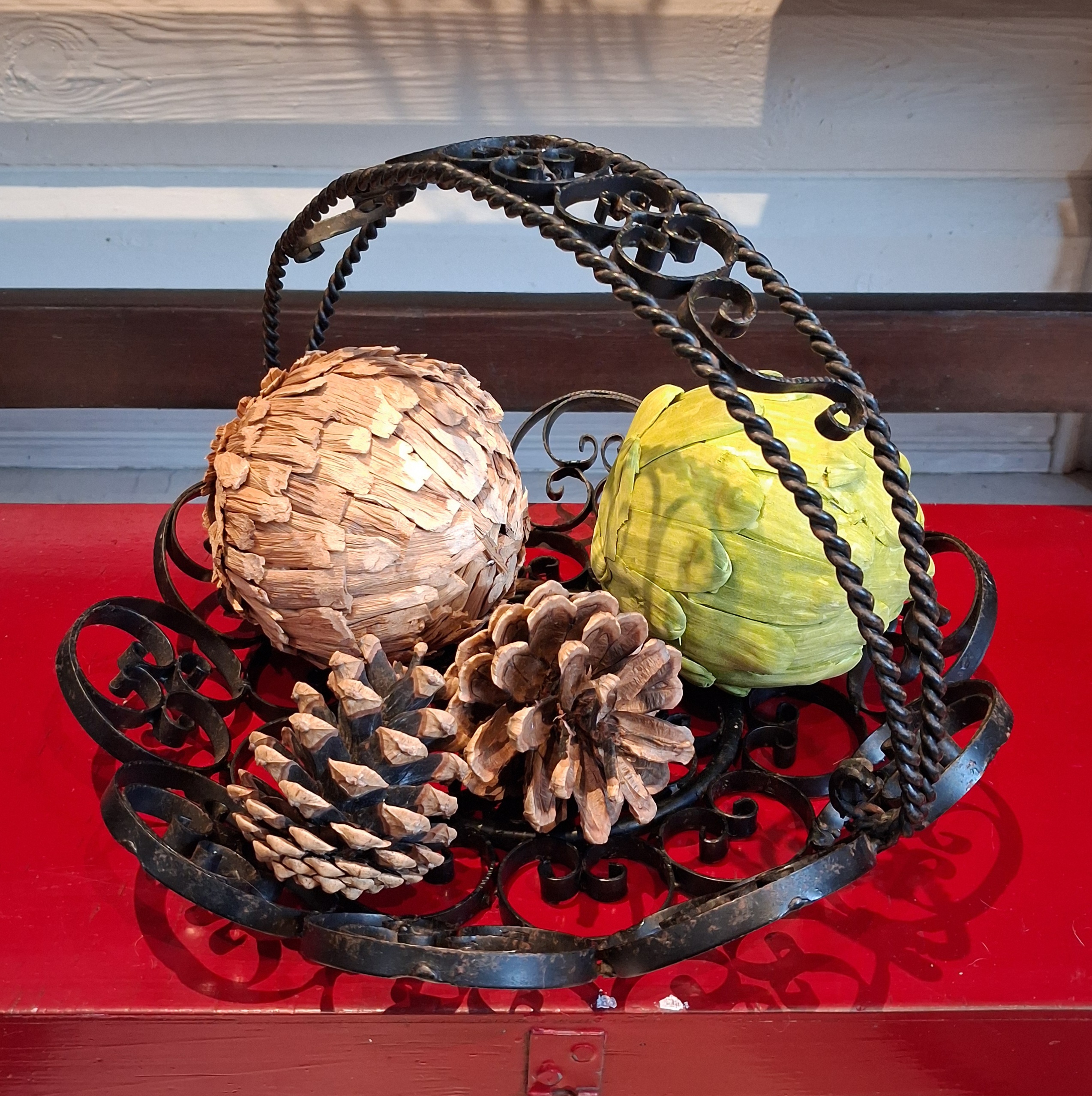 Flot og elegant metal skål med hank og hulmønster