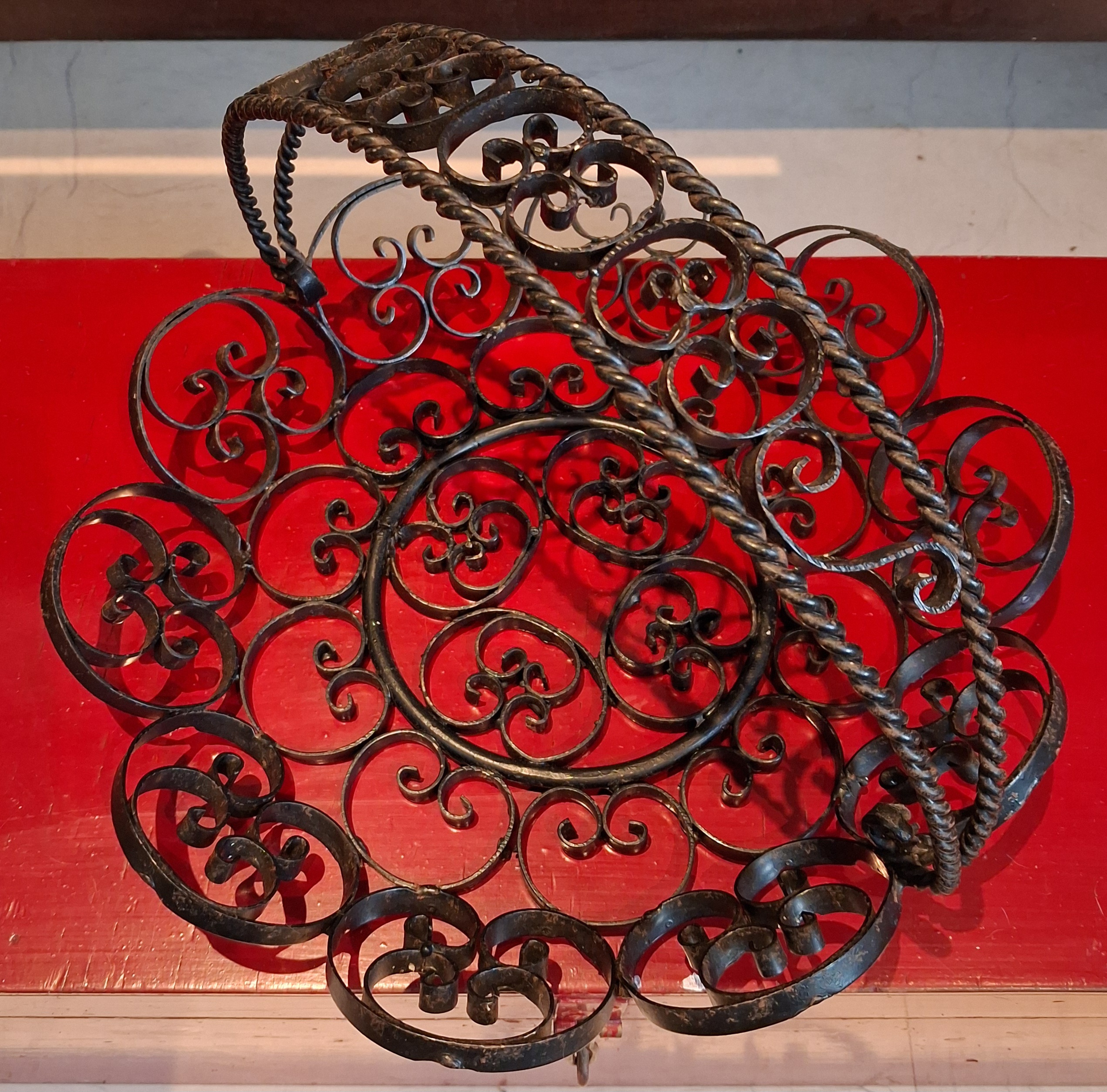 Flot og elegant metal kurv med hank