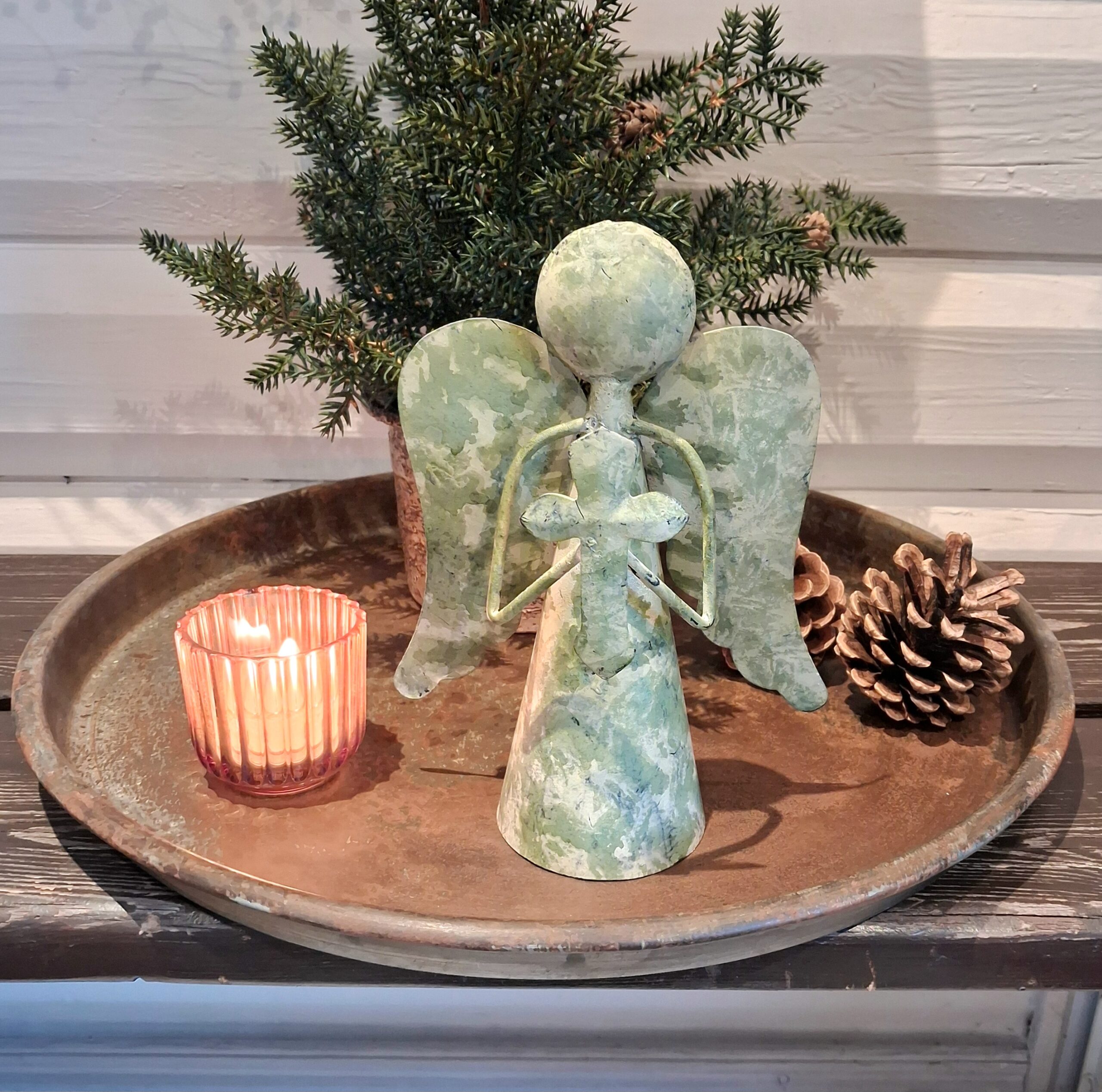 Engel i recycled metal - fin pastelgrøn