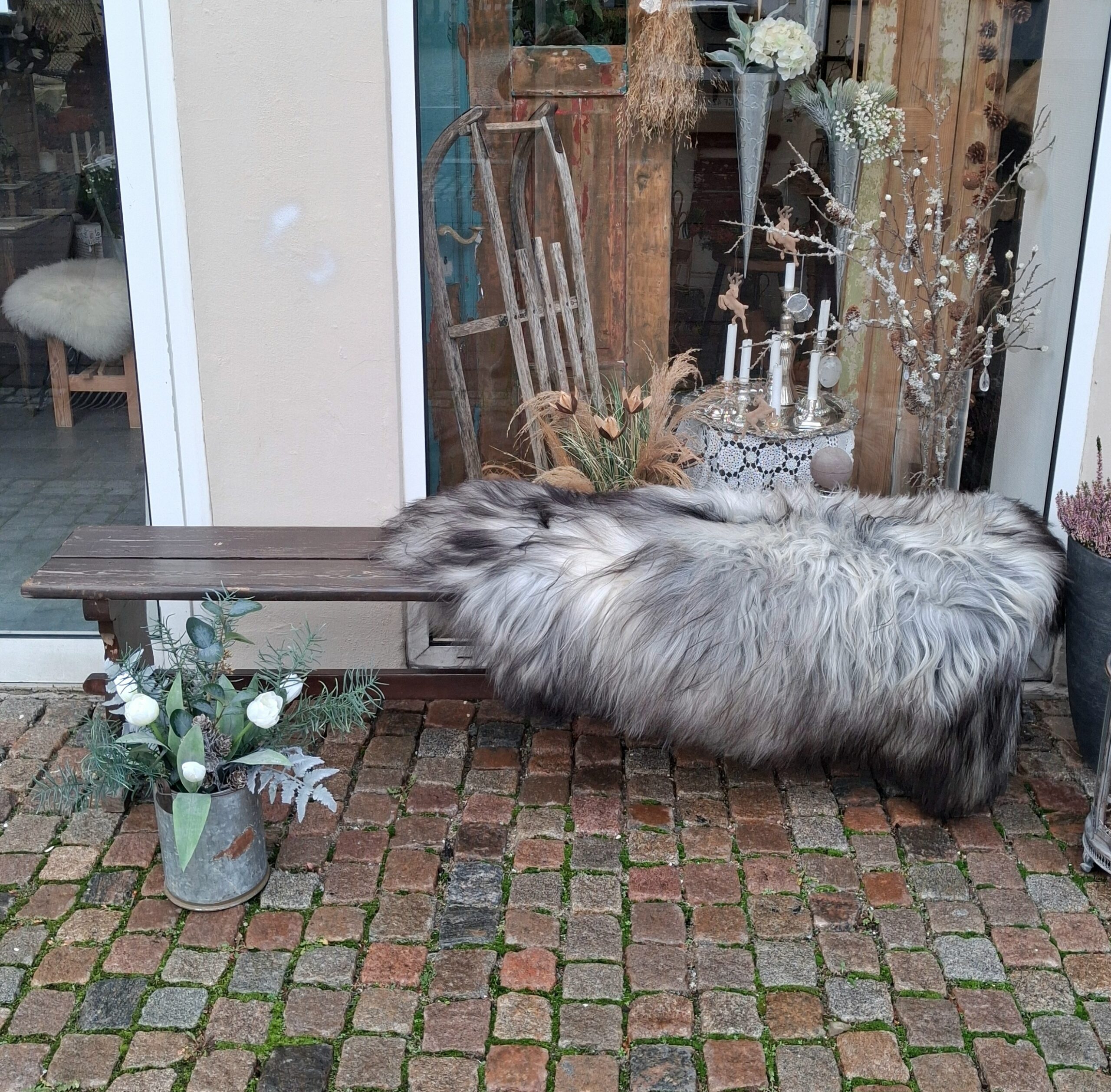 Flot og solid gammel bænk i fin stand