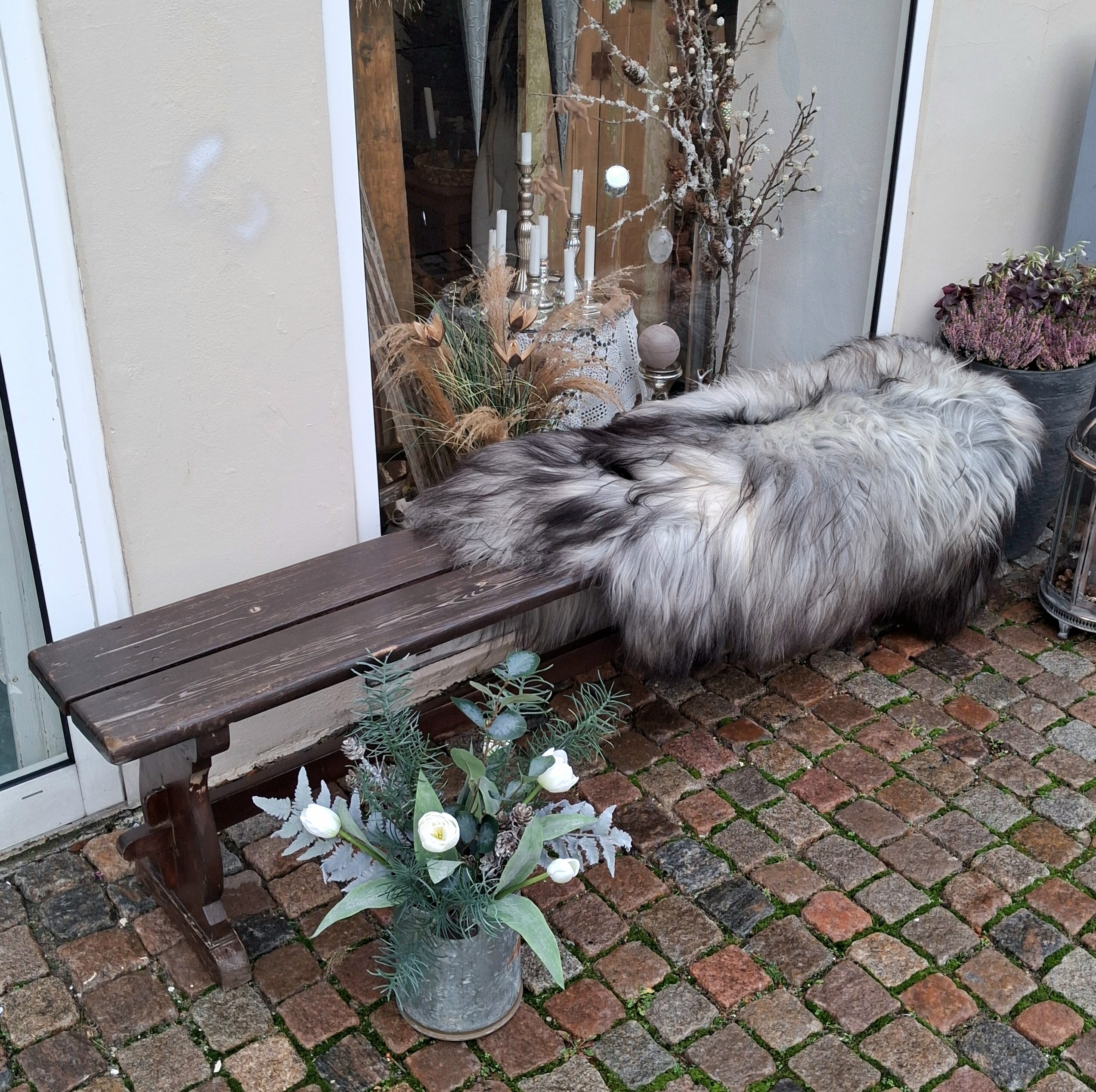 Flot og solid gammel bænk i fin stand