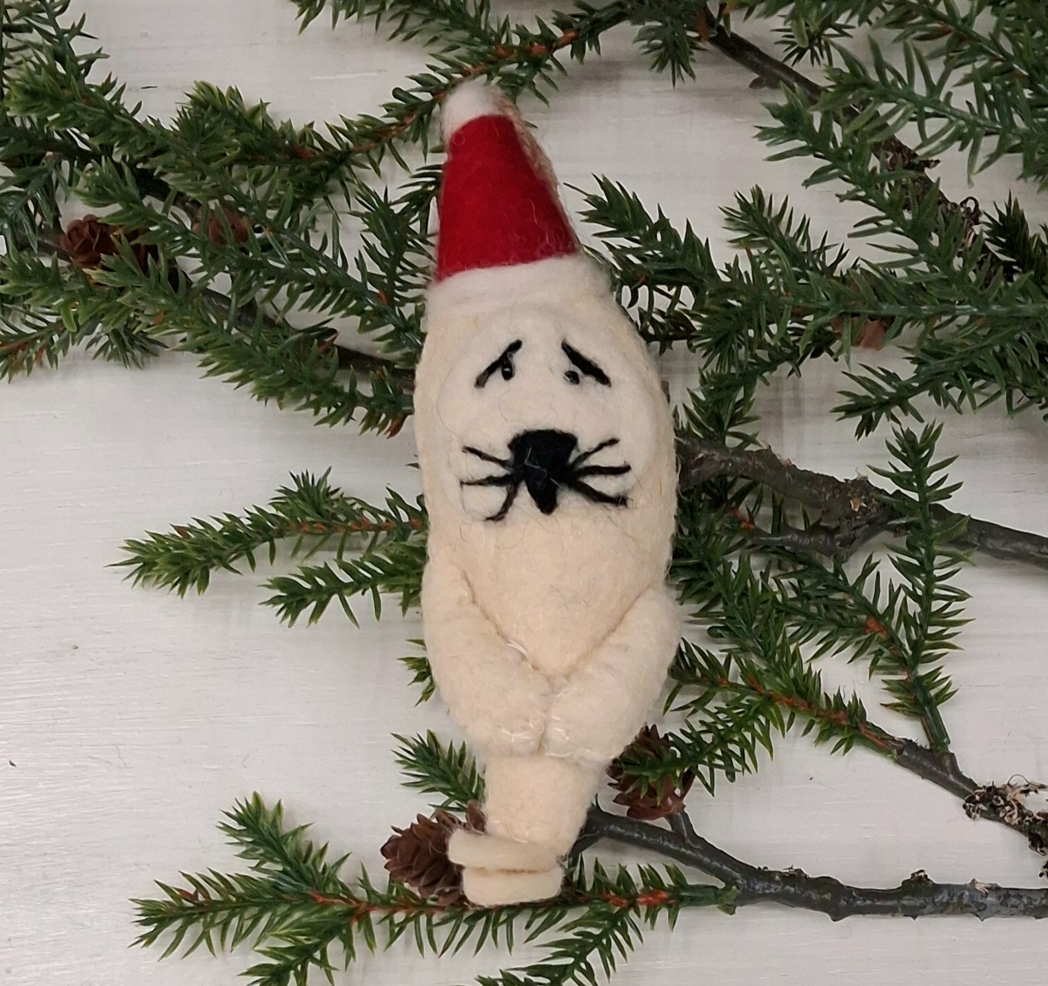 Sød julesæl i filt til ophæng og dekorationer