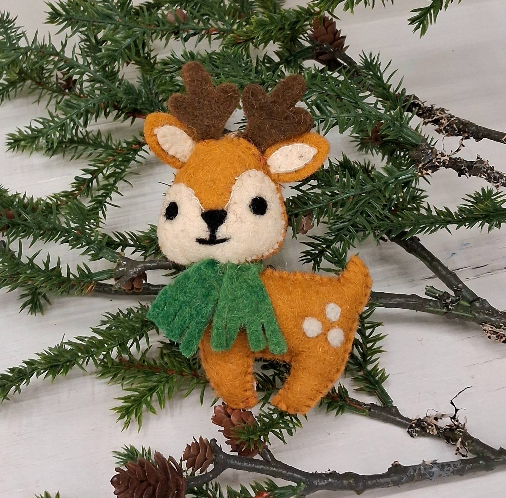 Sødt julerensdyr i filt til ophæng og dekorationer