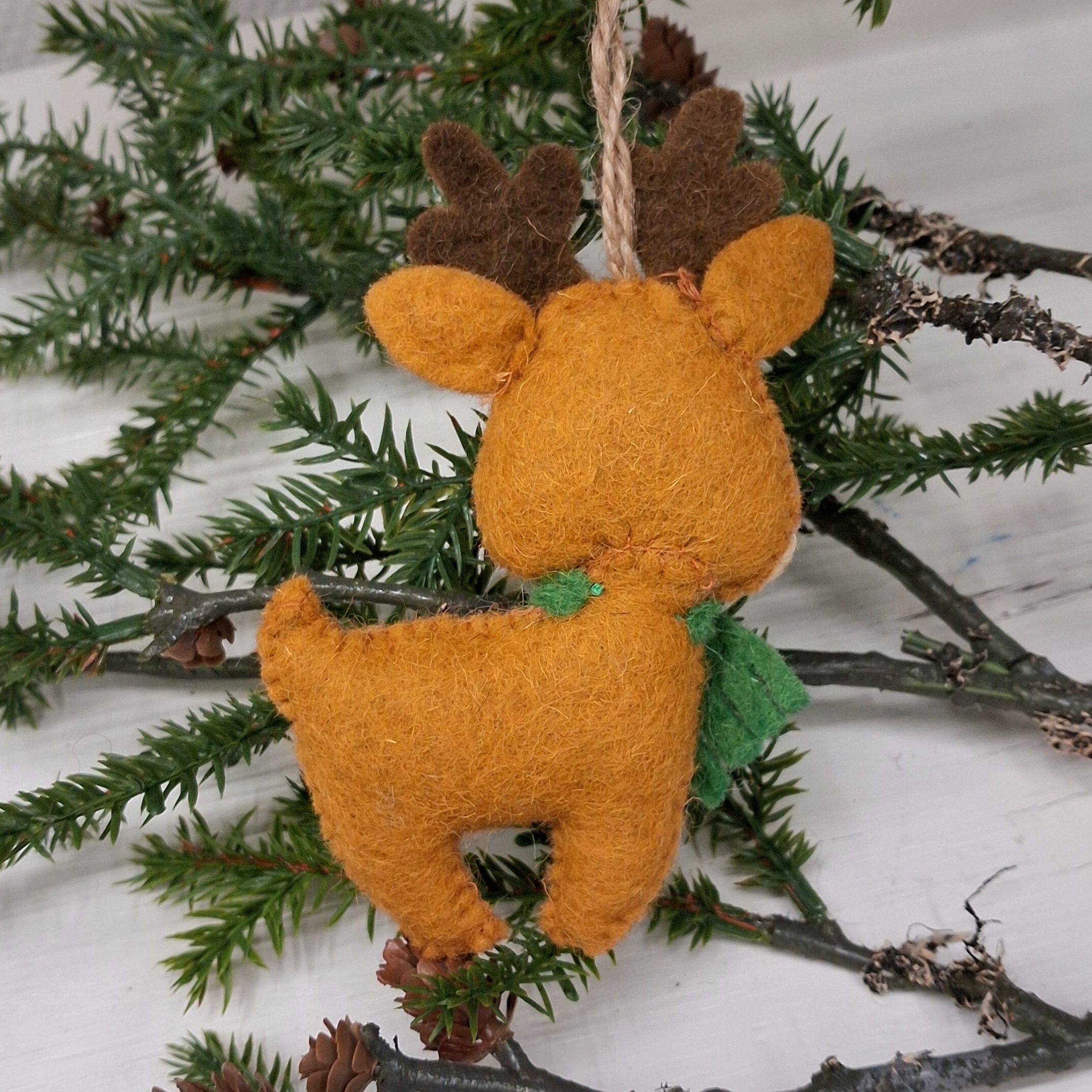 Sødt julerensdyr i filt