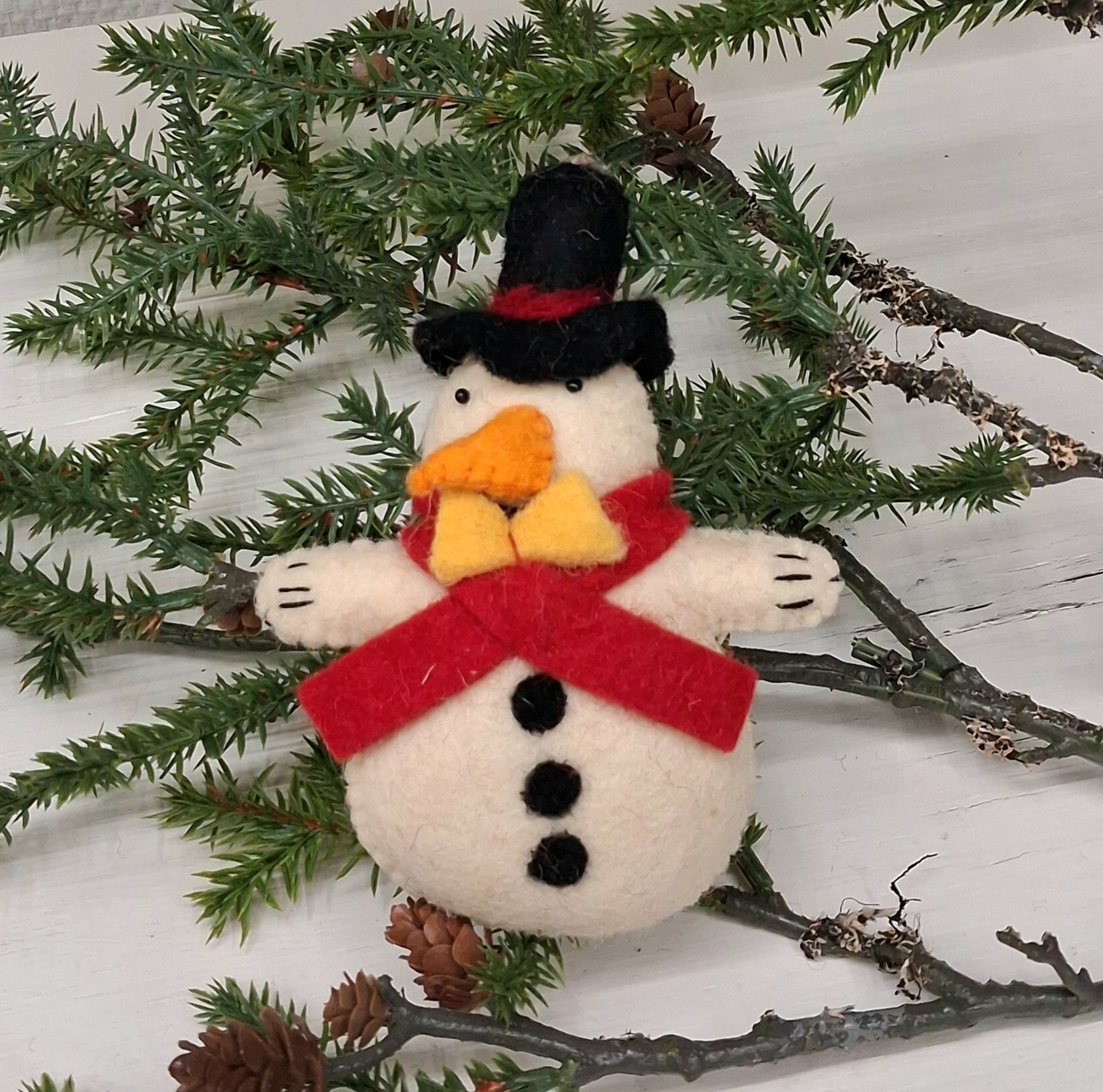 Sød julesnemand i filt til ophæng og dekorationer