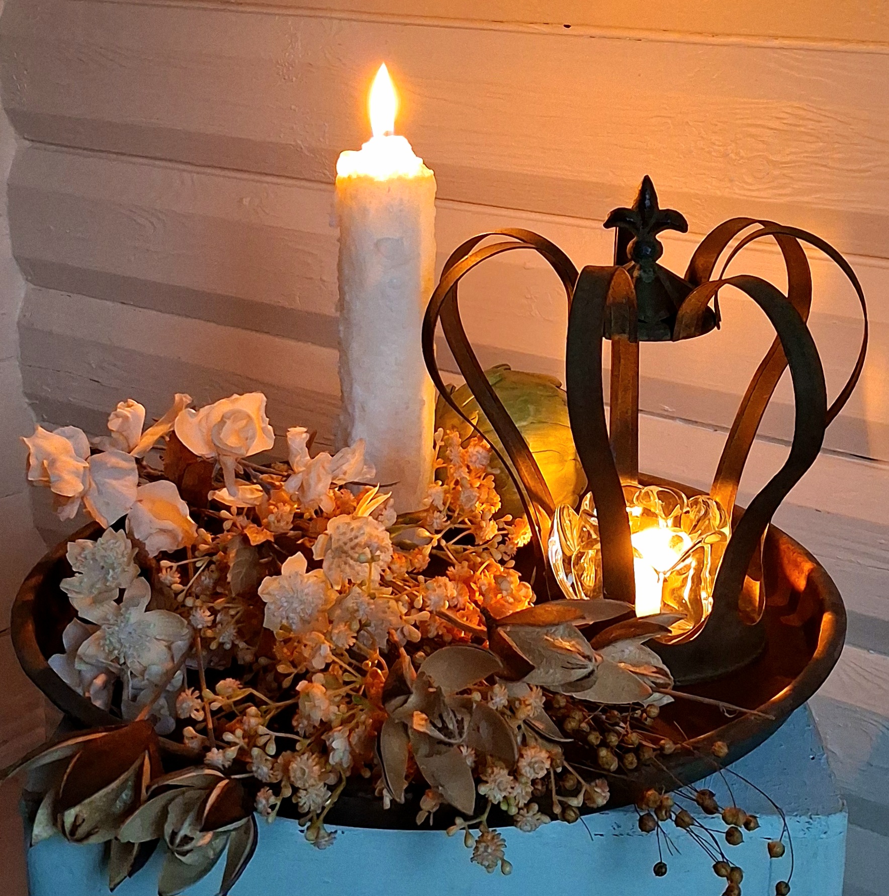 Rustik stor kongekrone på en flot fad