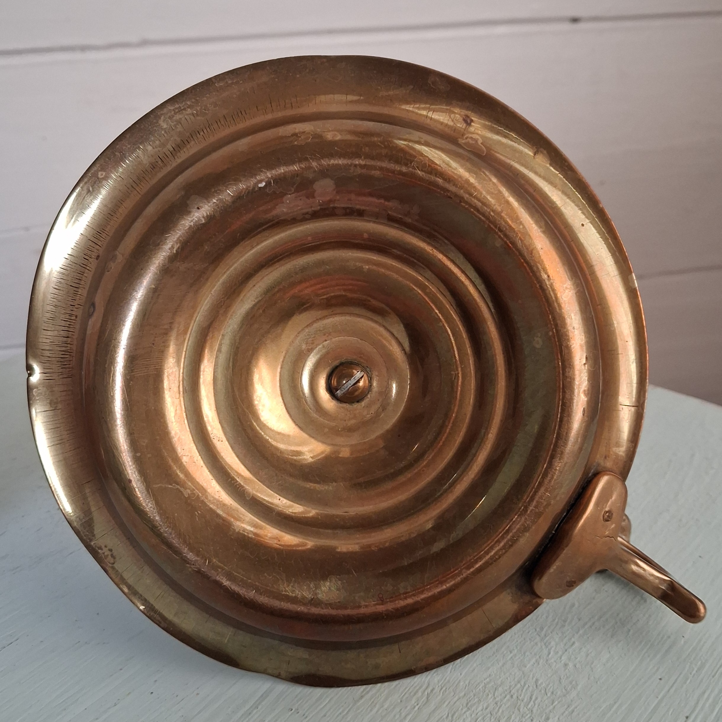 Gammel kammerstage i messing med hejs