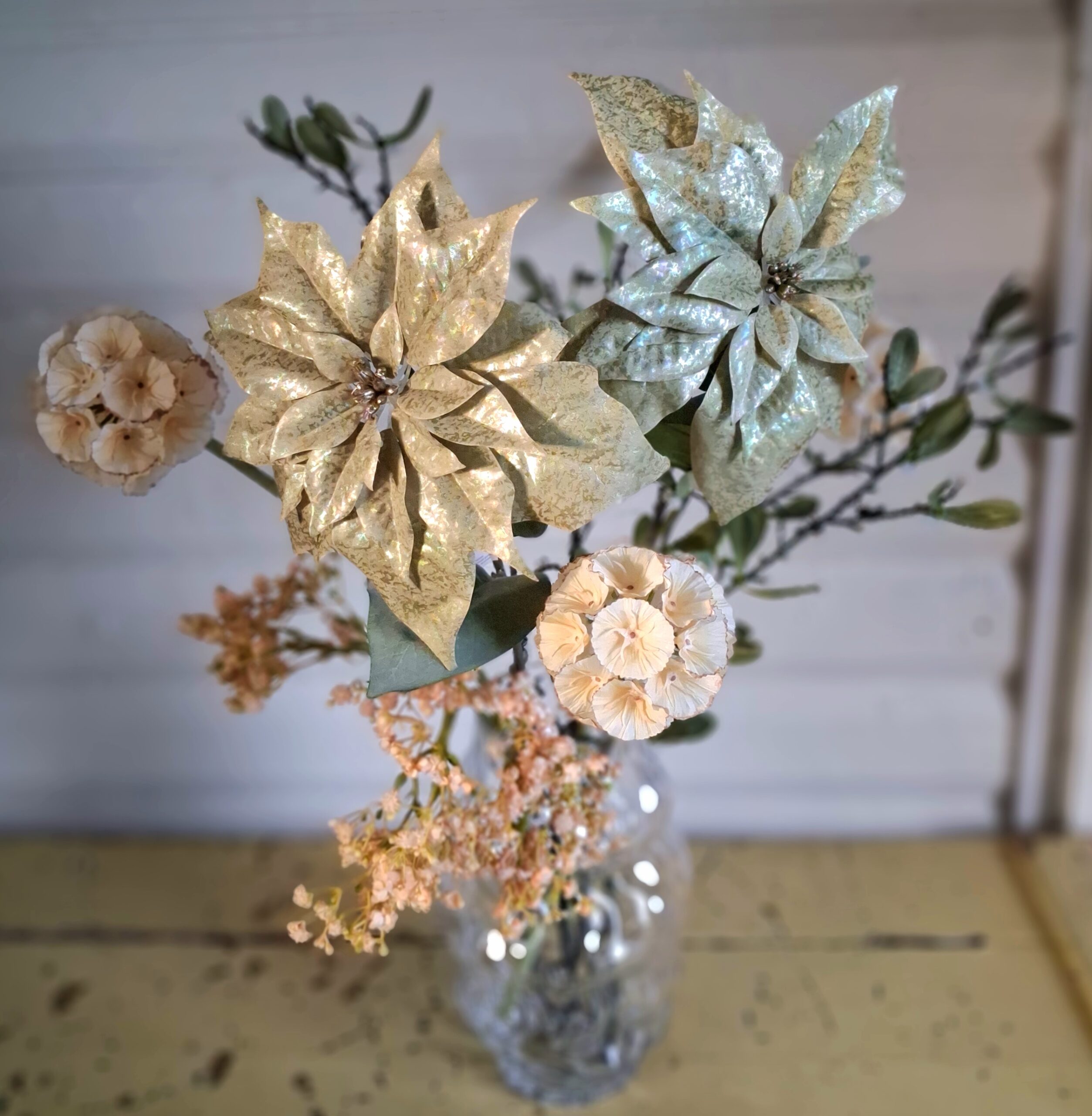 Smuk stor buket med flotte blomster og grene