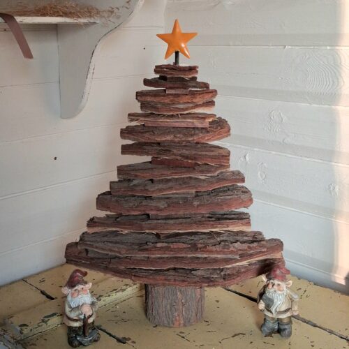 Smukt juletræ i bark – flot rustikt 61h