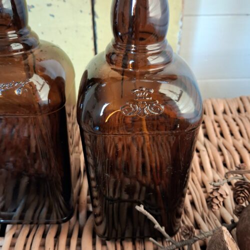 Flot firkantet brun flaske – i fin stand