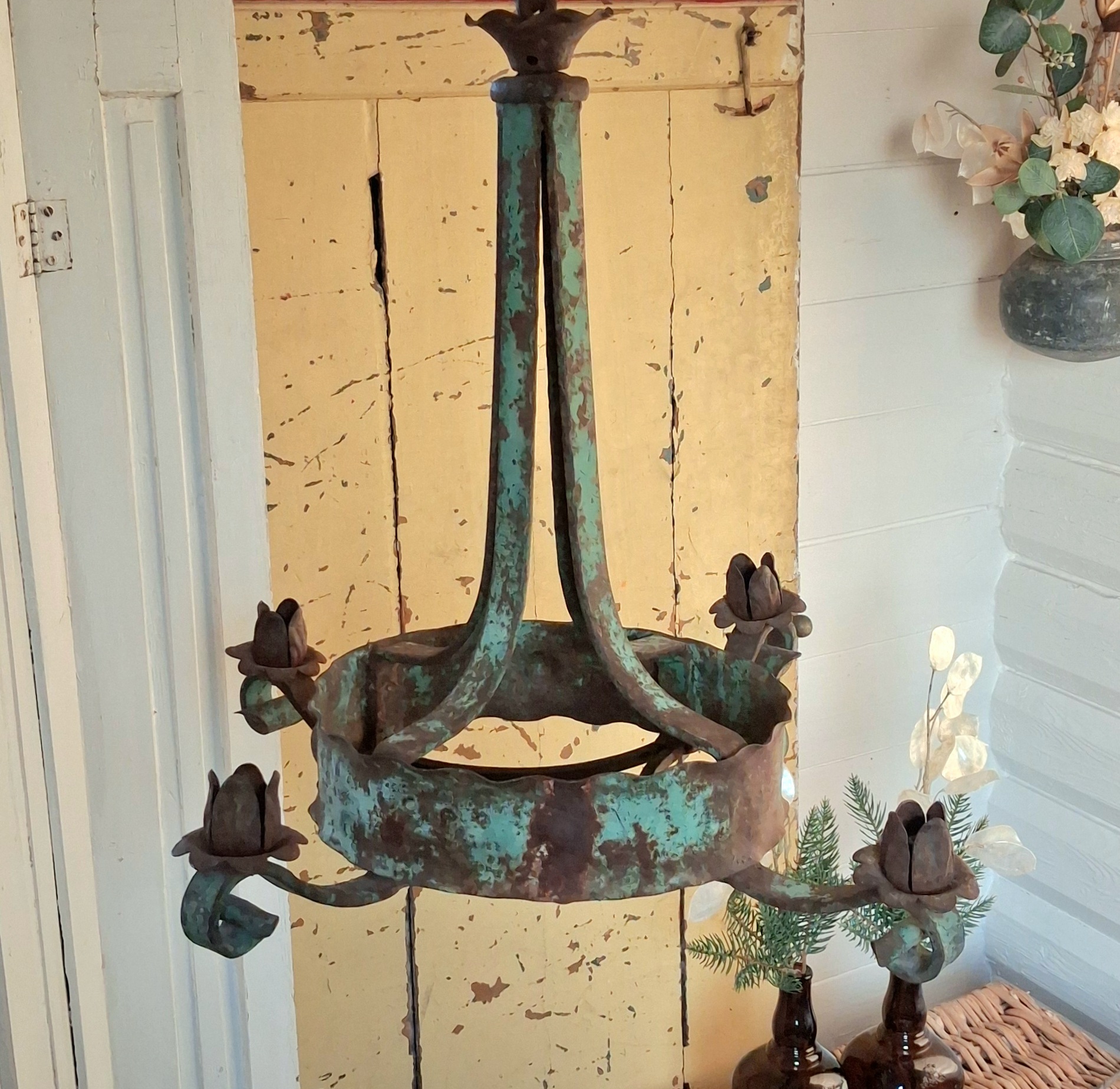 Rustik loftstage i jern med kæde og plads til 4 lys