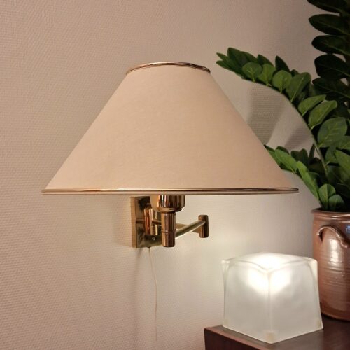 Flot retro væglampe med messing svingarm og skærm