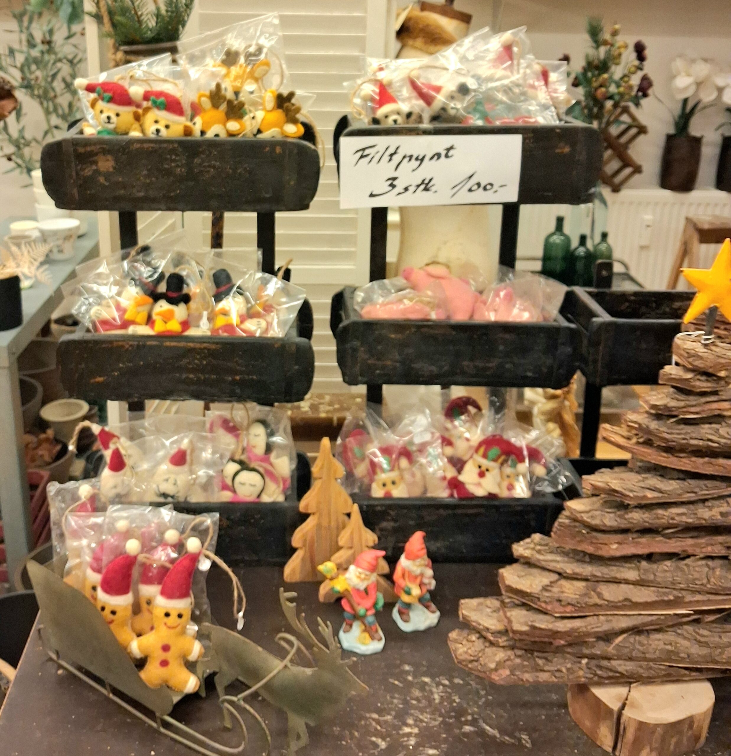 Skøn filtpynt - 3 stk. 100,- !