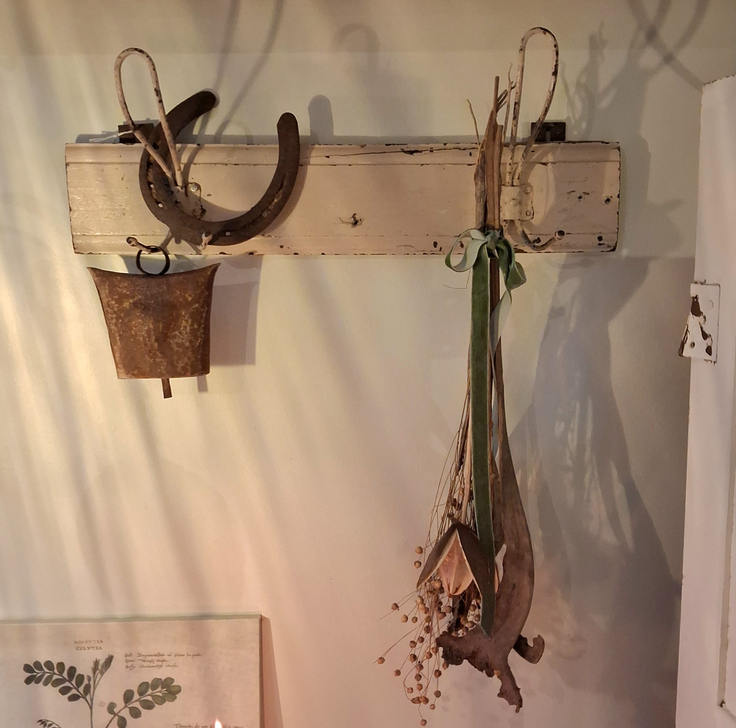 Rigtig gammel beige knagerække