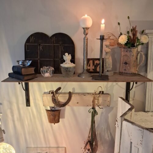 Rigtig gammel beige knagerække med knager