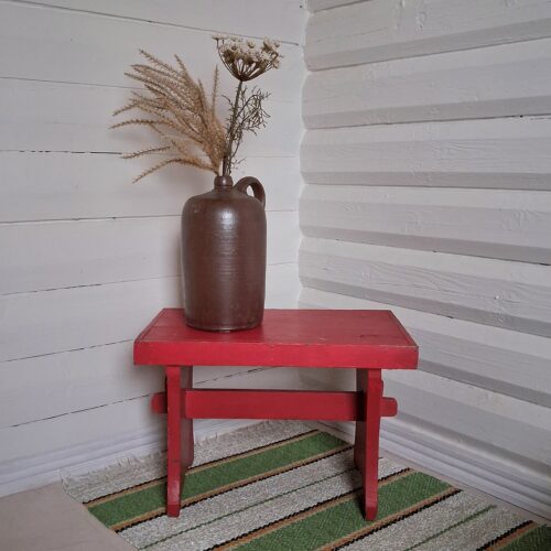 Stor gammel rød skammel med skøn patina