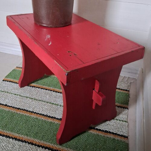 Stor gammel rød skammel med skøn patina