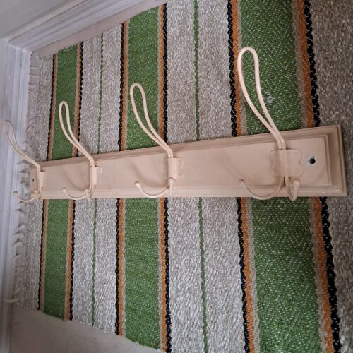 Flot gammel creme knagerække med 4 knager