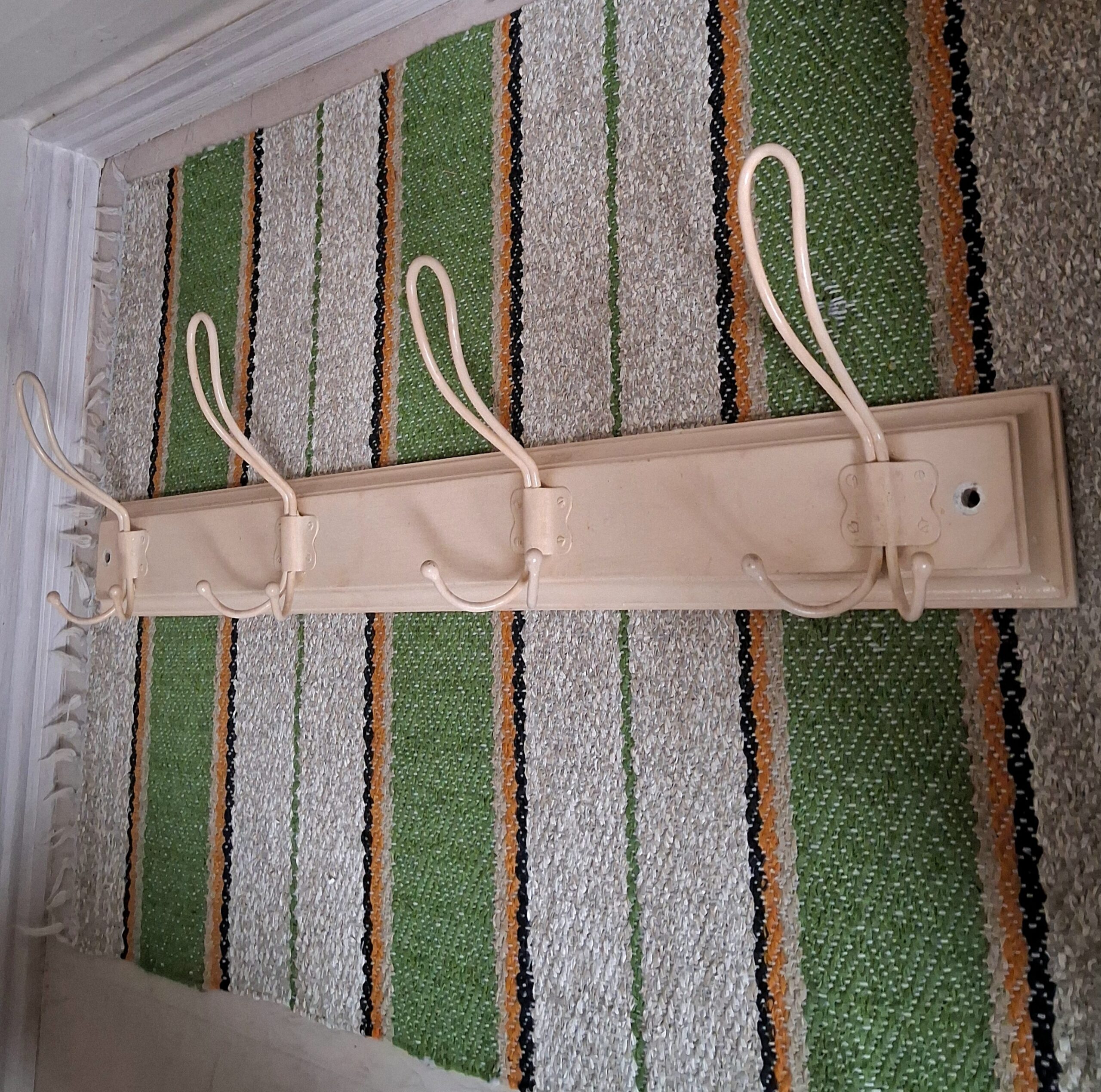 Flot gammel creme knagerække med 4 knager