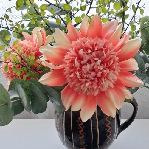 Stor Dahlia – flot orange blomsterstilk