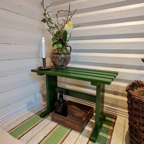 Flot grønmalet bænk – robust og stabil