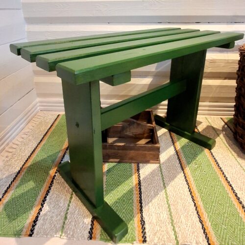 Flot grønmalet bænk – robust og stabil