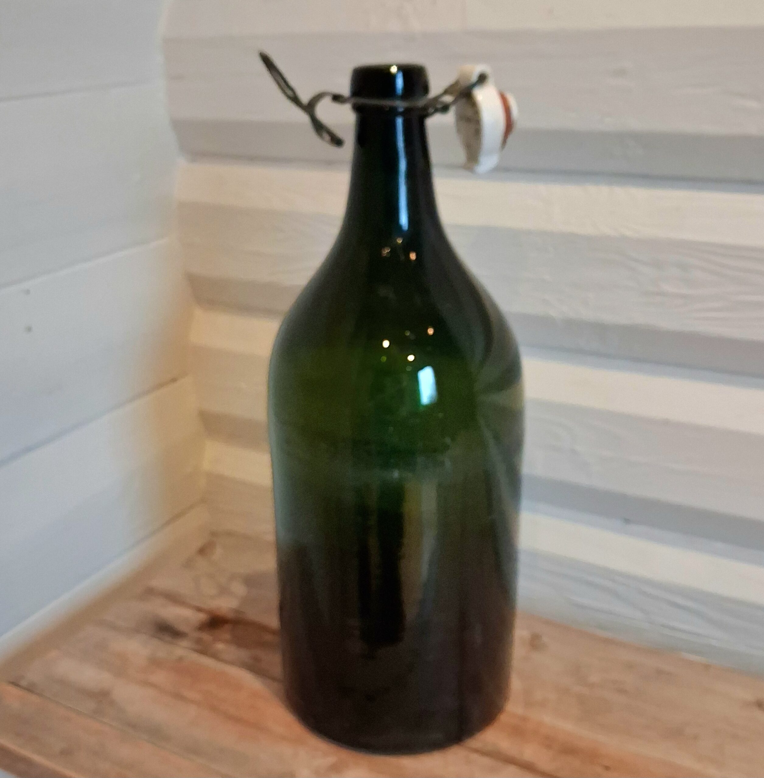 Stor grøn flaske med porcelænsprop fra Brørup Bryggeri