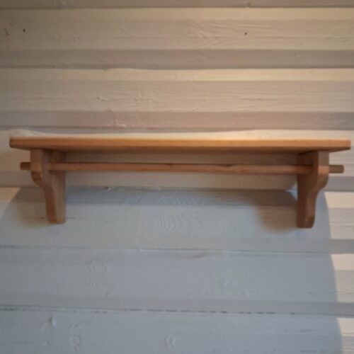 Flot hylde med stang i ubehandlet træ