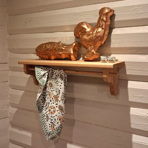 Flot hylde med stang i ubehandlet træ