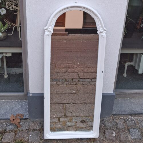 Hvidmalet spejl med let afskalning