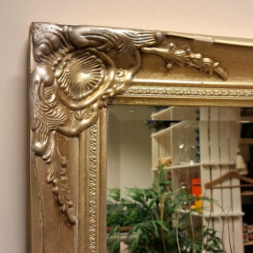 Flot facetslebet spejl i romantisk ramme