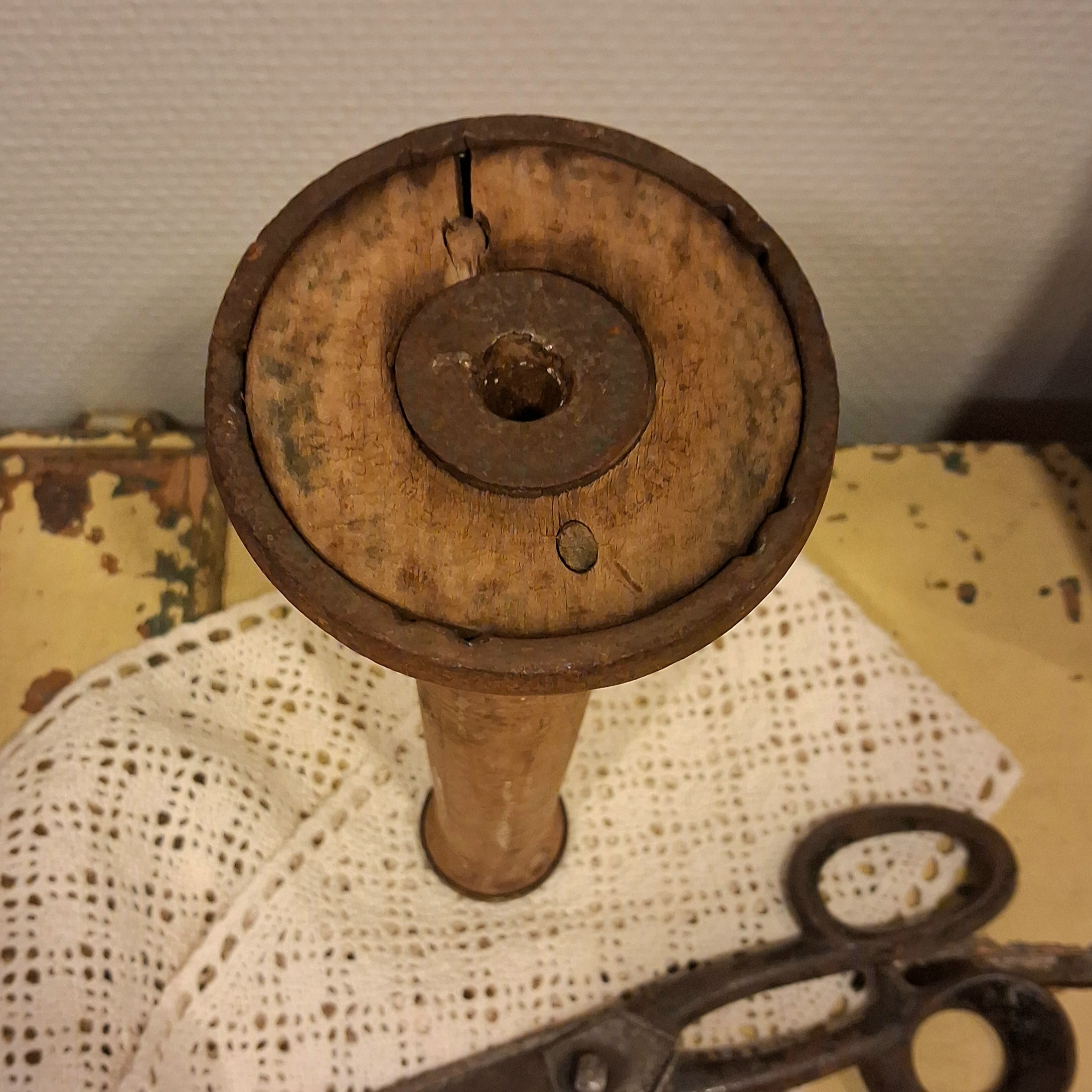 Stor gammel fransk trisse i træ