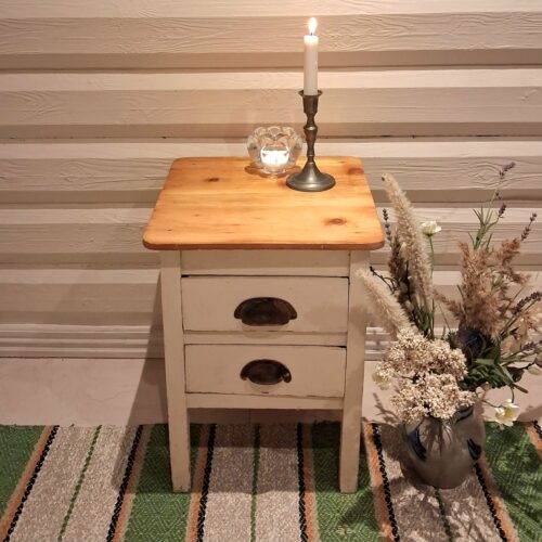 Fin lille kommode med 2 skuffer og slebet topplade