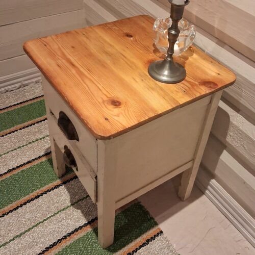 Fin lille kommode med 2 skuffer og slebet topplade