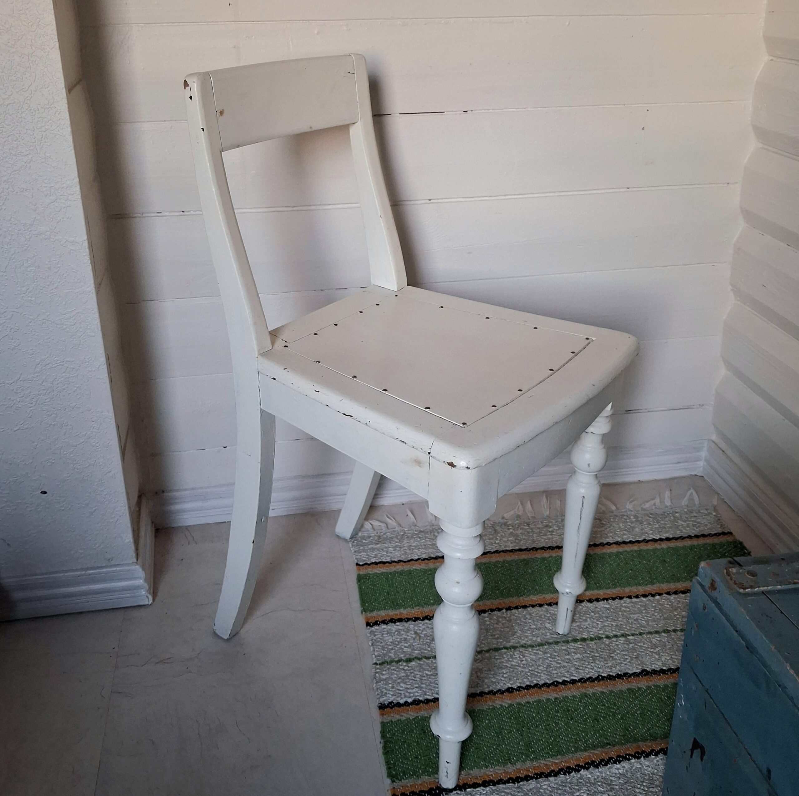 Romantisk gammel hvidmalet stol i robust træ