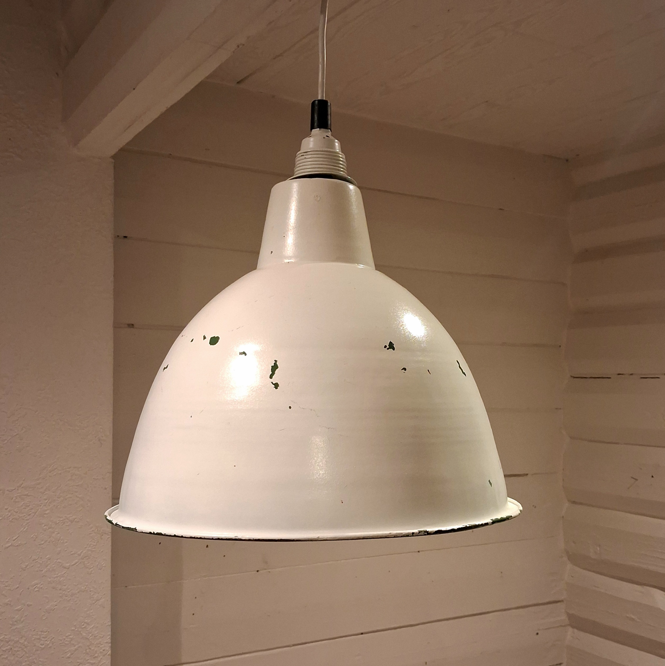 Flot hvidmalet emalje loftlampe