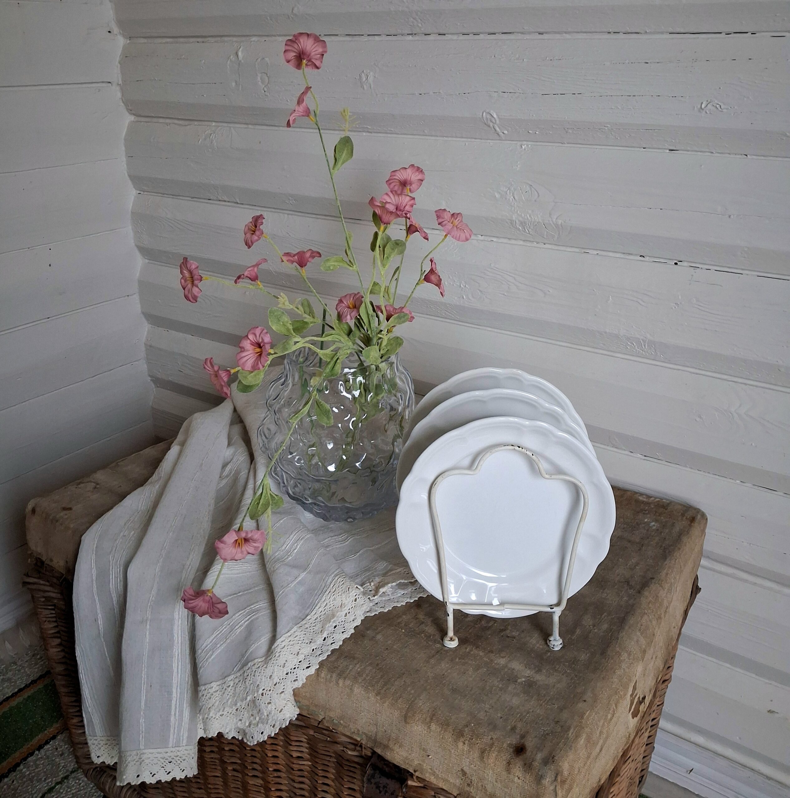 Fint tallerken stativ og smukke blomster