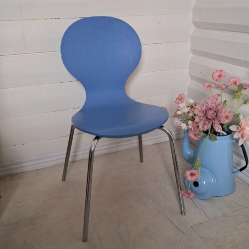 Flot blå barnestol i træ med stålben - i fin stand