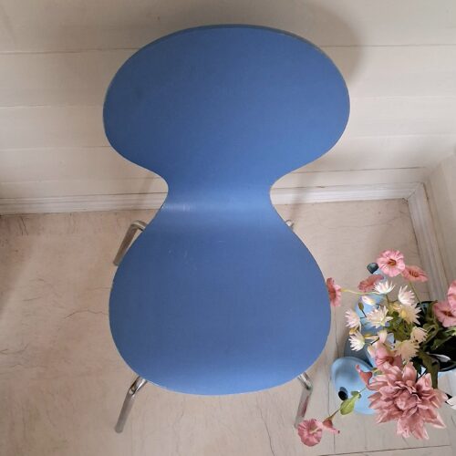 Flot blå barne stol i træ med stålben – i fin stand