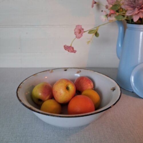 Fint hvidt emaljefad med patinering